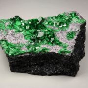 GARNET var. UVAROVITE