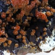 Vanadinite on Quartz + Goethite.