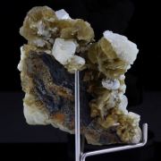 Dolomite + Siderite. 227.0 ct.