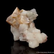 Powellite on Stilbite