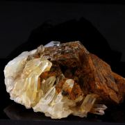 Quartz + Siderite. 538.0 ct.