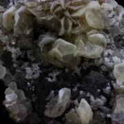 Calcite + quartz. 649.0 ct.