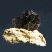 Ferroaxinite on Palygorskite