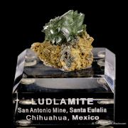 Ludlamite on Siderite