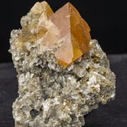 Scheelite on Muscovite