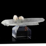 Calcite + Quartz. 106.0 ct.