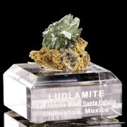 Ludlamite on Siderite