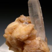 Quartz on Svanbergite