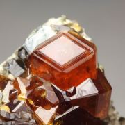 gem GARNET var. SPESSARTINE, MUSCOVITE