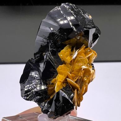 Cassiterite, muscovite