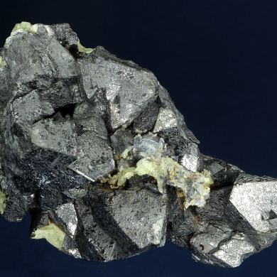 Magnetite with Quartz (var. Chalcedony)