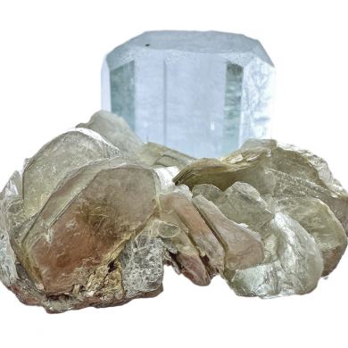 Beryl var. aquamarine, muscovite