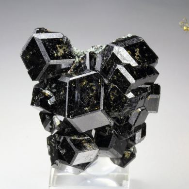 GARNET var. ANDRADITE var. MELANITE