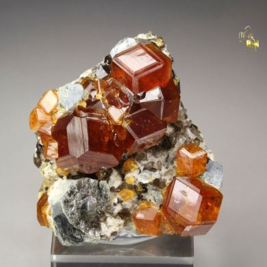 gem GARNET var. SPESSARTINE, MUSCOVITE