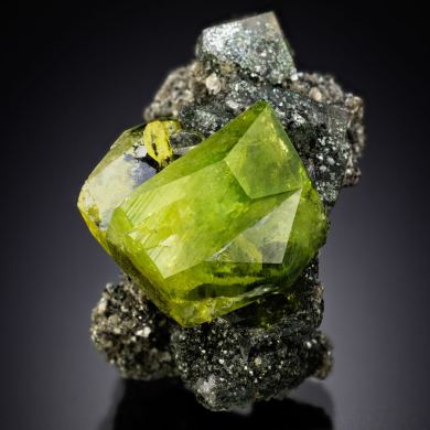 Titanite (twinned) on matrix