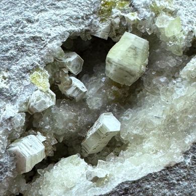 Weloganite, quartz, calcite RARE