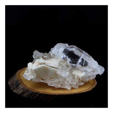 Quartz + Baryte. 57.36 ct.