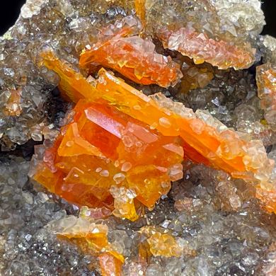 Wulfenite, quartz