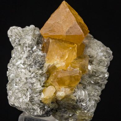 Scheelite on Muscovite