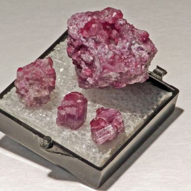 Manganovesuvianite