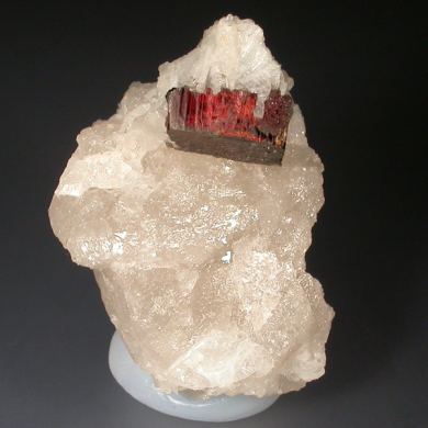 Tantalite-(Mn) in Quartz