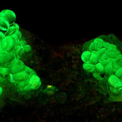 Opal var. hyalite CRAZY FLUORESCENCE