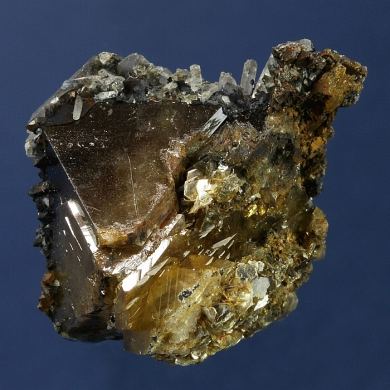 Scheelite with Quartz and Muscovite(?)