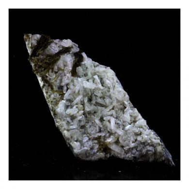 Albite + Epidote. 192.65 ct.