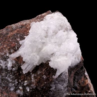 Afwillite with Brucite and Calcite