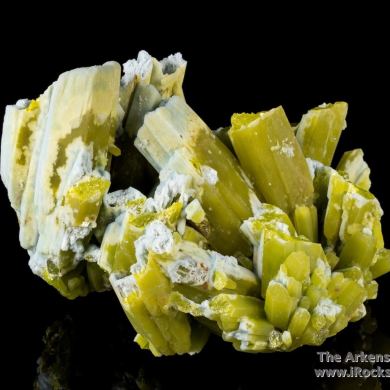 Plumbogummite replacing Pyromorphite