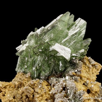 Ludlamite on Siderite