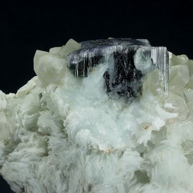 Albite ( v. Cleavlandite ) with Elbaite and Quartz