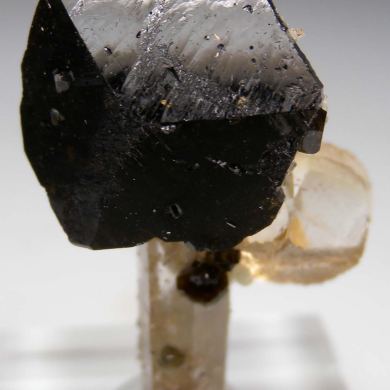 Uvite, Dolomite on Quartz