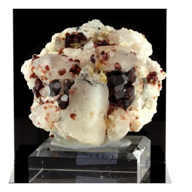 Garnet, Orthoclase, Quartz. 2038.0 ct.